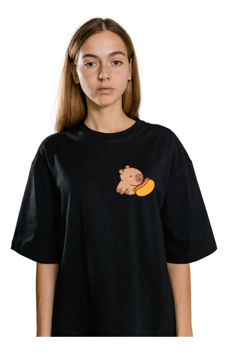 Playera Negra Mujer – Capibara con Hot Dog Divertido | Minimalismo Urbano