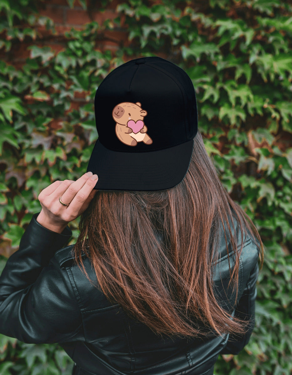 Gorra Negra Tipo Baseball – Capibara con Corazón | Accesorios Unisex