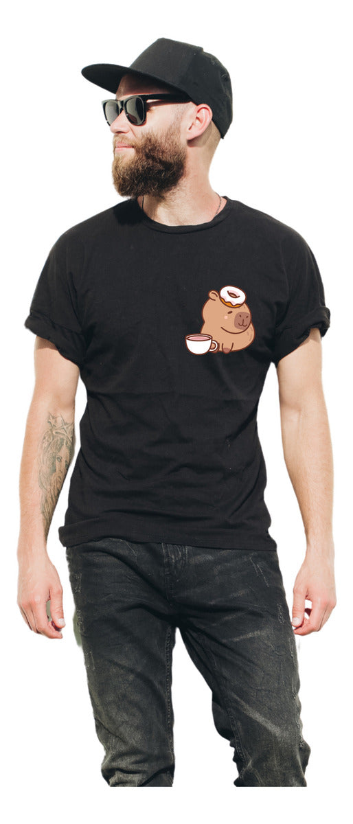 Playera Negra Hombre – Capibara con Dona y Café | Minimalismo Urbano