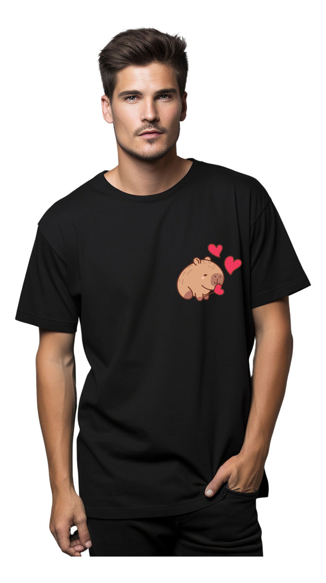 Playera Negra Hombre – Capibara Enamorado | Minimalismo Urbano