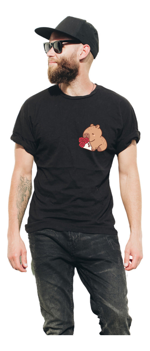 Playera Negra Hombre – Capibara con Ramo de Rosas | Minimalismo Urbano
