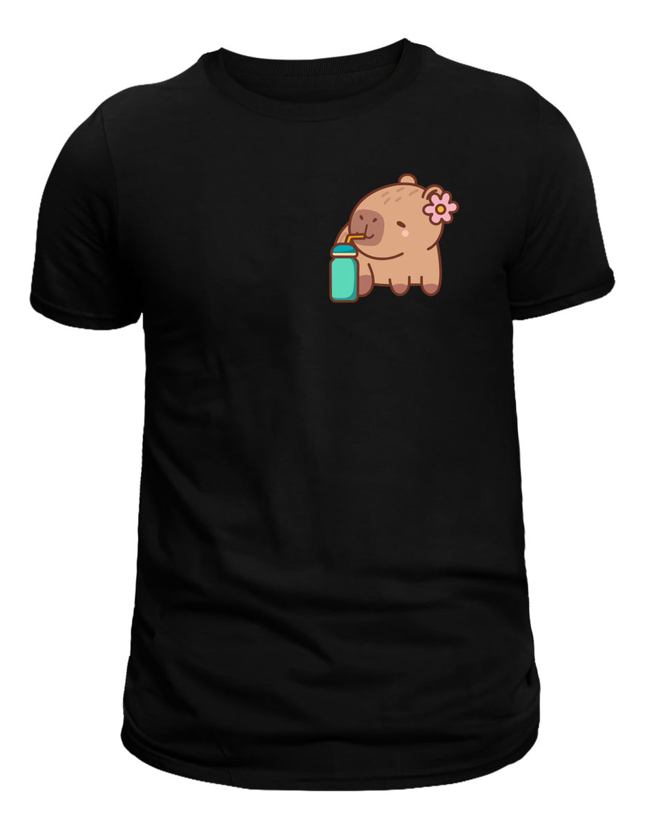 Playera Negra Hombre – Capibara con Juguito | Modelismo Urbano