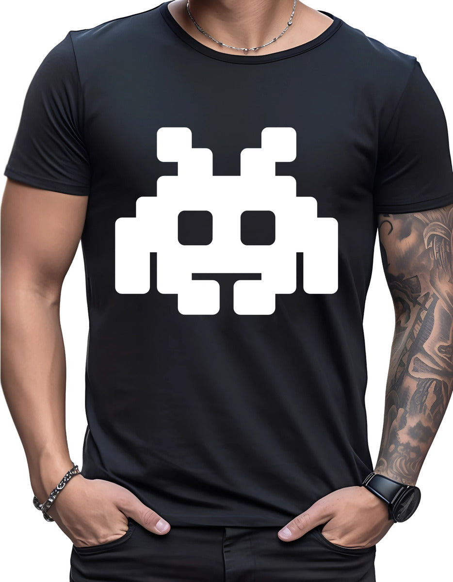 Playera Negra Hombre – Marciano Pixel Art Minimalista | Minimalismo Urbano