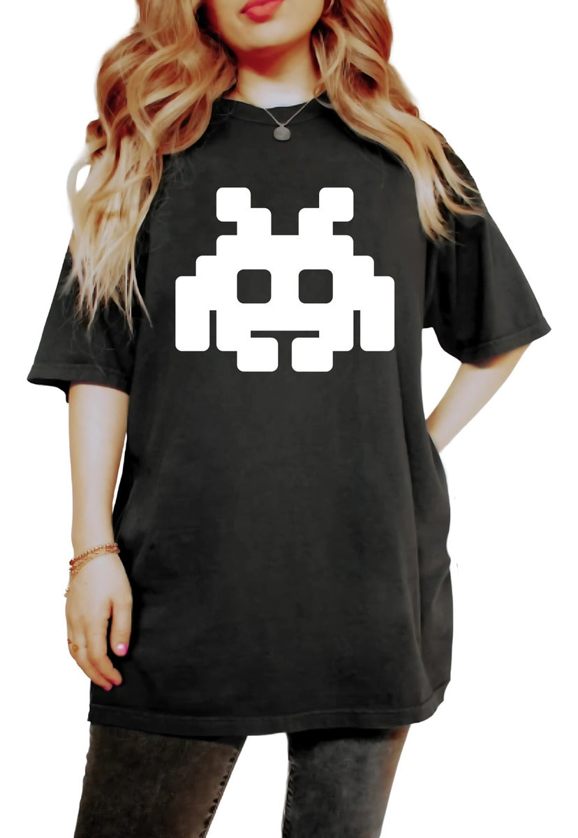 Playera Negra Mujer – Marciano Pixel Art Minimalista | Minimalismo Urbano
