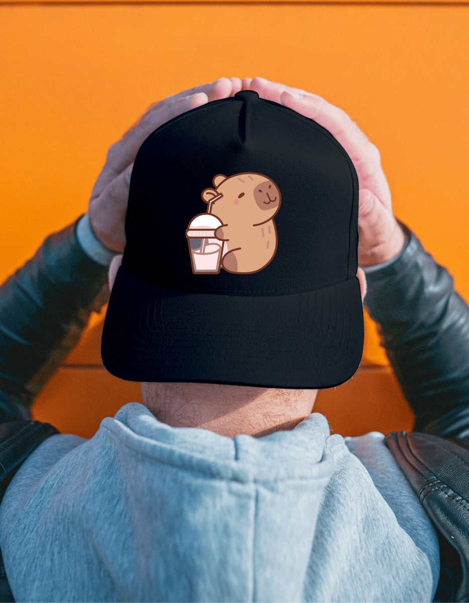 Gorra Negra Tipo Baseball – Capibara con Malteada | Accesorios Unisex