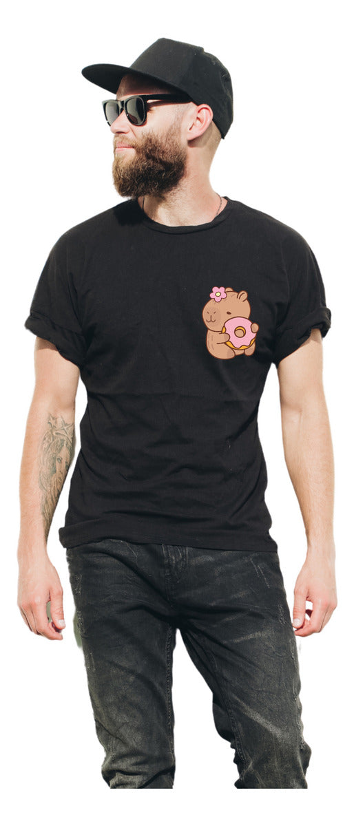 Playera Negra Hombre – Capibara con Dona Divertido | Minimalismo Urbano