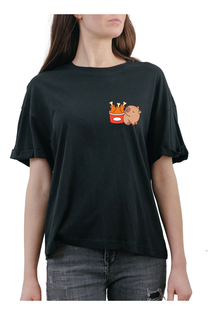 Playera Negra Mujer – Capibara con Pollo Frito | Minimalismo Urbano